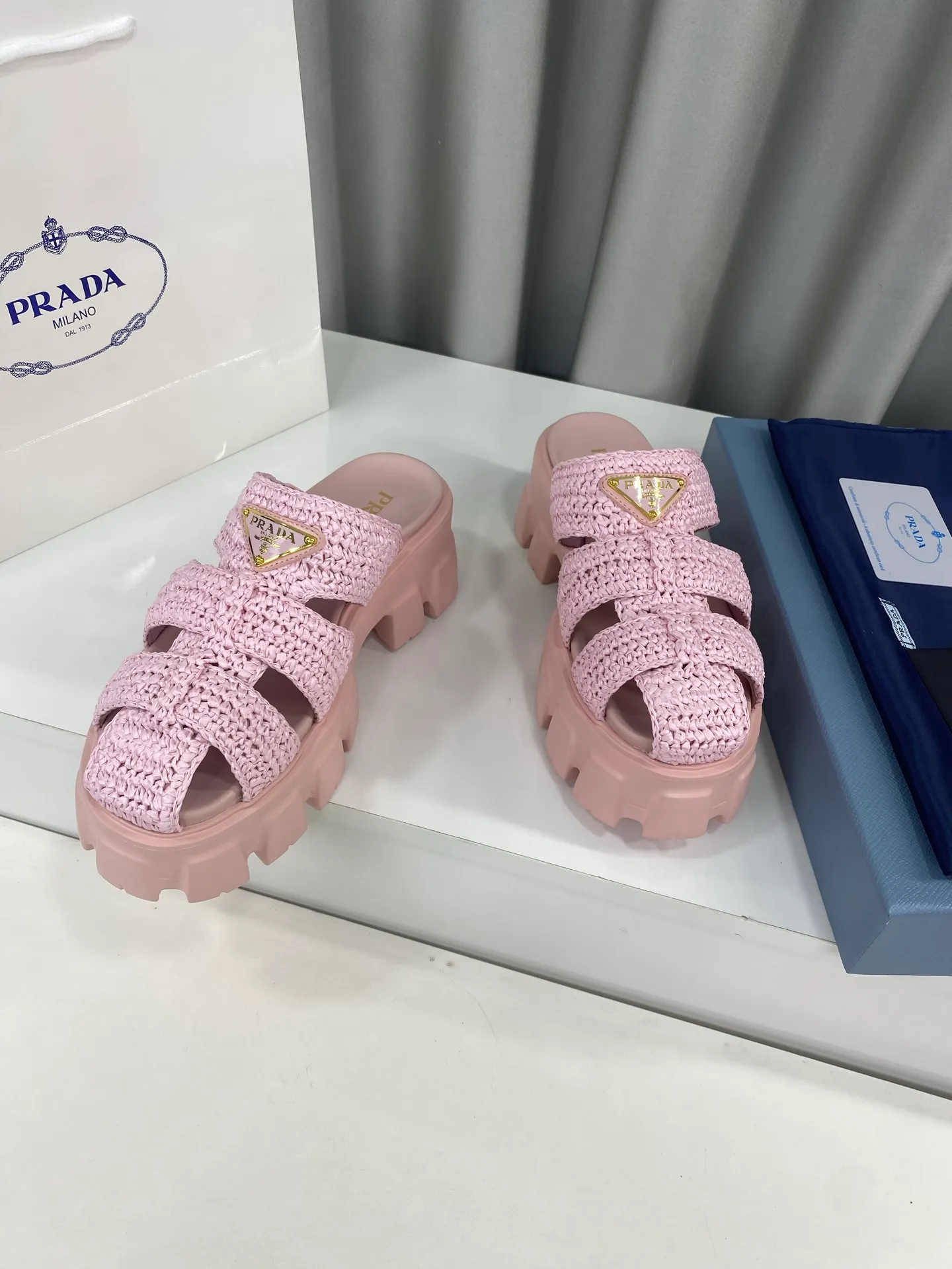 👟👟Ex-factory price 520👟👟 Prada's latest bamboo cage weaving thick-soled triangle buckle sandals☑️ Latest environmentally friendly PP material, fully hand-crocheted, just like knitting sweaters, slow work and meticulous work, retro fashionable thick-soled shoes, with woven uppers, making the whole pair of shoes light and comfortable, bright colors, satisfying various choices for fashionable people with different styles! The iconic metal triangle logo is paired with the shape of ancient beach sandals. Every design element is fashionable! Size: Women's 35-39 (34, 40, custom-made, non-returnable) Full set of counter original packaging